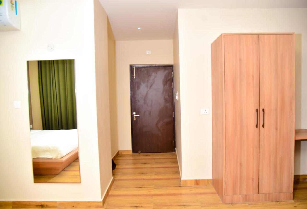 Hotel Olive Crown Lucknow Eksteriør bilde