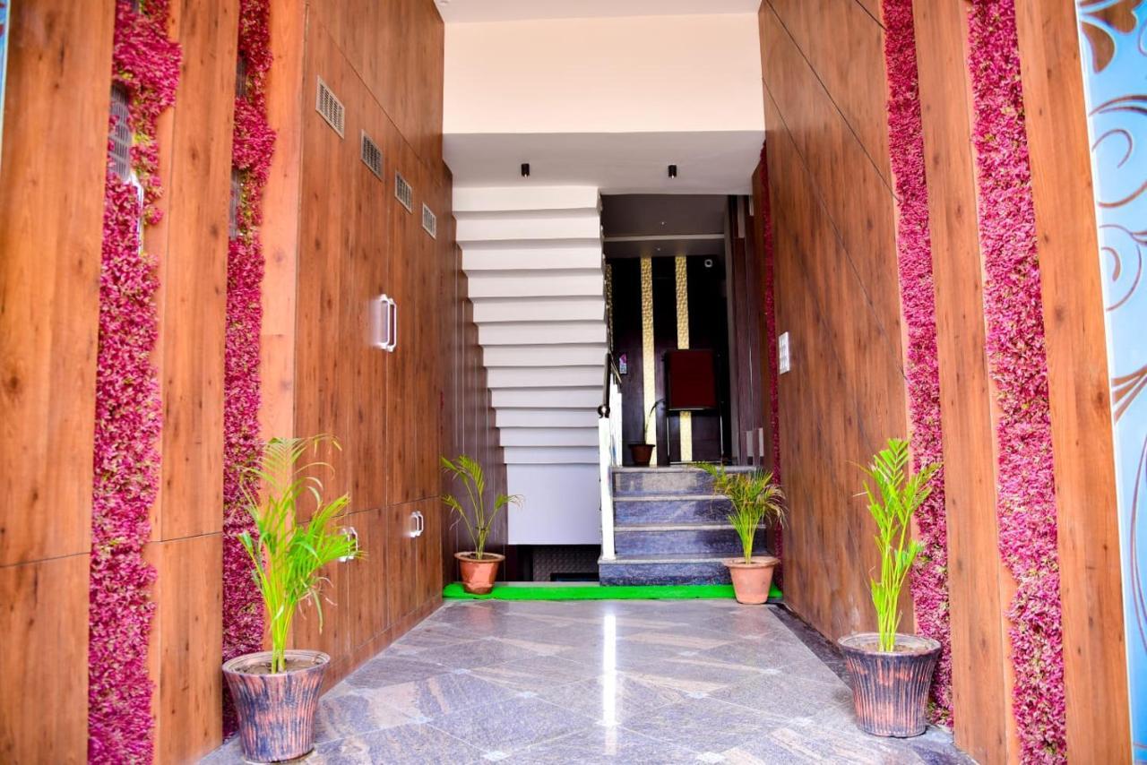 Hotel Olive Crown Lucknow Eksteriør bilde