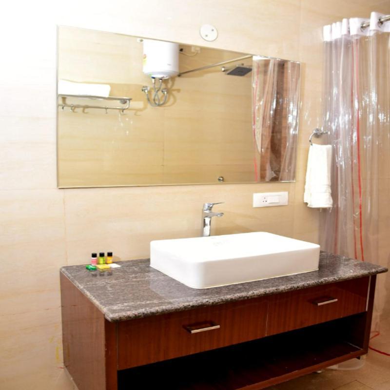 Hotel Olive Crown Lucknow Eksteriør bilde